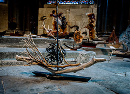 Birdboat. Driftwood, lavender branch, seaweed, holly mast (photo Mud and Thunder)
